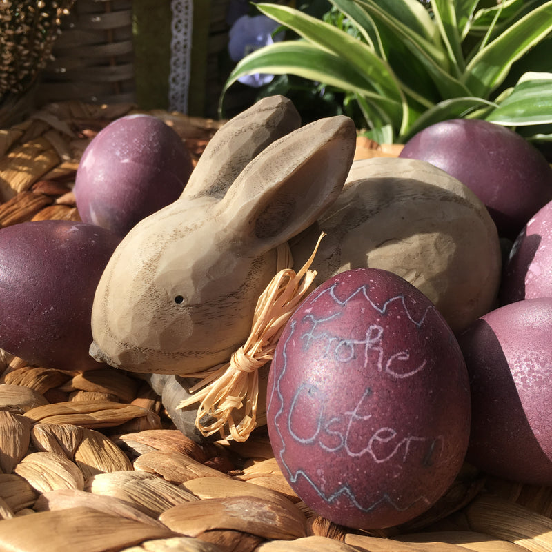 Osterhase mit natürlich gefärbten Eiern