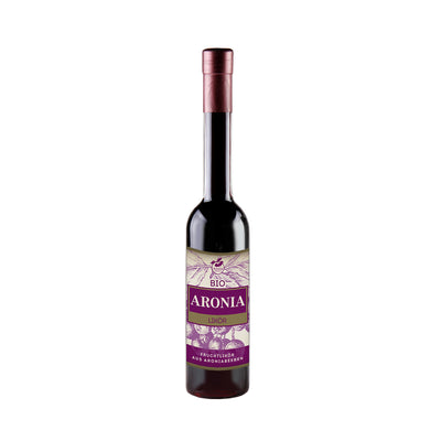 Flasche Aronia-Likör mit dunkelrotem Inhalt, purpur-cremefarbenem Etikett 'Bio Aronia Likör' und burgunderfarbener Kapsel
