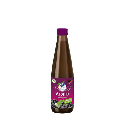 Aronia-Direktsaftflasche mit Badge "100% deutscher Bioanbau" und Hinweis: 100 ml täglich, 1:1 oder 1:2 mit Wasser