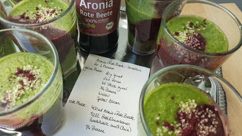 Zutaten für den Aronia-Rote-Beete-Smoothie: Aroniasaft, rote Bete und Banane