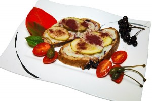 Rezeptbild: Herzhafte vegane Aroniaschnitte mit Schmalz