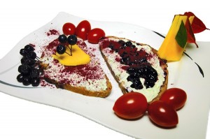 Rezeptbild: Aroniaschnitte mit Frischkäse und Aronia Konfitüre