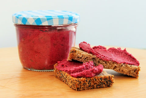 Herzhafter Aronia-Aufstrich mit Roter Bete und Meerrettich