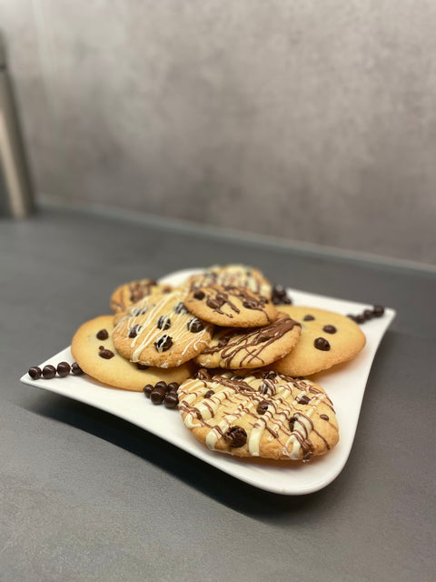 Amerikanische Cookies mit Schokolierten Aroniabeeren