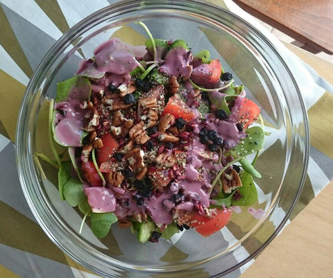 Frischer Salat mit Pink Panther Salatdressing