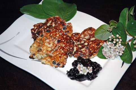 Rezeptbild : Grüne Kartoffelpuffer mit Aroniablättern