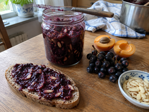 Aronia-apricot fruit spread with almond flakes in a jar and on bread, with apricots (symbolic image)