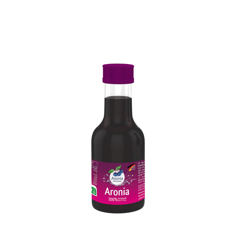 Kleine 100-ml-Flasche Aronia 100% Direktsaft, dunkelroter Saft, magenta Etikett, lila Verschluss, Bio-Siegel.