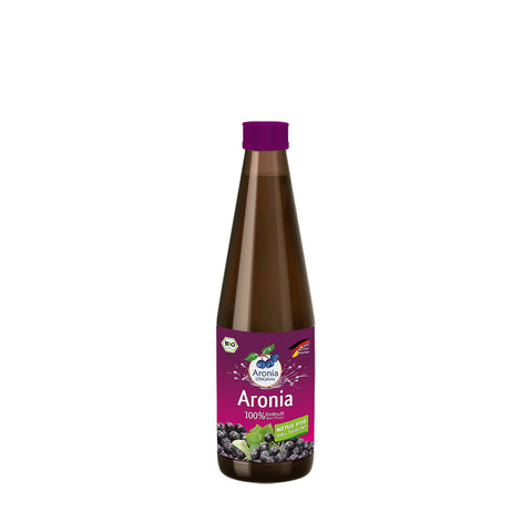 Aronia-Direktsaftflasche mit Badge "100% deutscher Bioanbau" und Hinweis: 100 ml täglich, 1:1 oder 1:2 mit Wasser