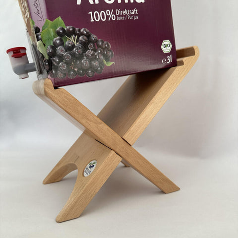 Holz-Saftständer mit eingesetzter 3-Liter-Aronia-Bag-in-Box, Zapfhahn nach vorn gerichtet