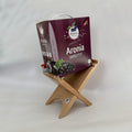 Holz-Saftständer mit aufgestellter 3-Liter-Aronia-Saftbox, Vorderseite mit Beerenmotiv sichtbar