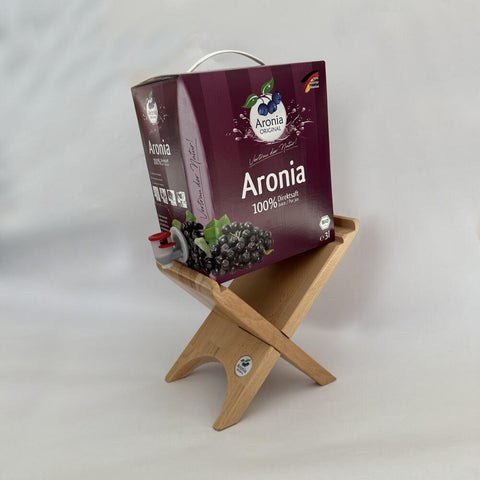 Holz-Saftständer mit aufgestellter 3-Liter-Aronia-Saftbox, Vorderseite mit Beerenmotiv sichtbar