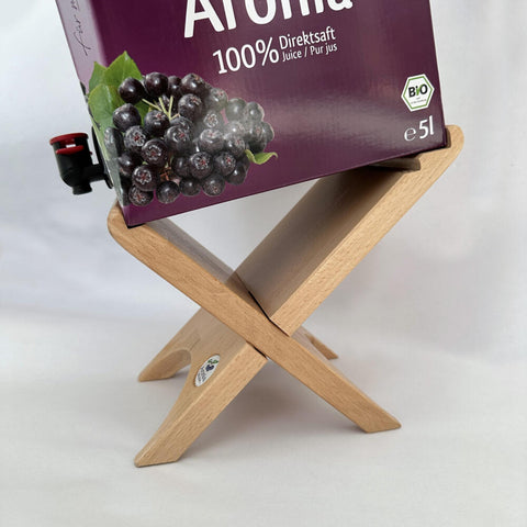 Holz-Saftständer mit eingesetzter 5-Liter-Aronia-Saftbox und sichtbarem Zapfhahn