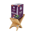 Aronia-Direktsaft Bag-in-Box in demeter-Variante auf Holzständer, lila Verpackung mit demeter-Siegel.