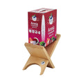 Bag-in-Box Aronia plus Granatapfel auf Holzständer, magenta-rote Verpackung mit Beeren- und Granatapfelmotiv.