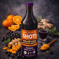 Dunkle SHOTI-Saftflasche mit violettem Deckel, umgeben von Orangen, Ingwer, Kurkumapulver und Aroniabeeren