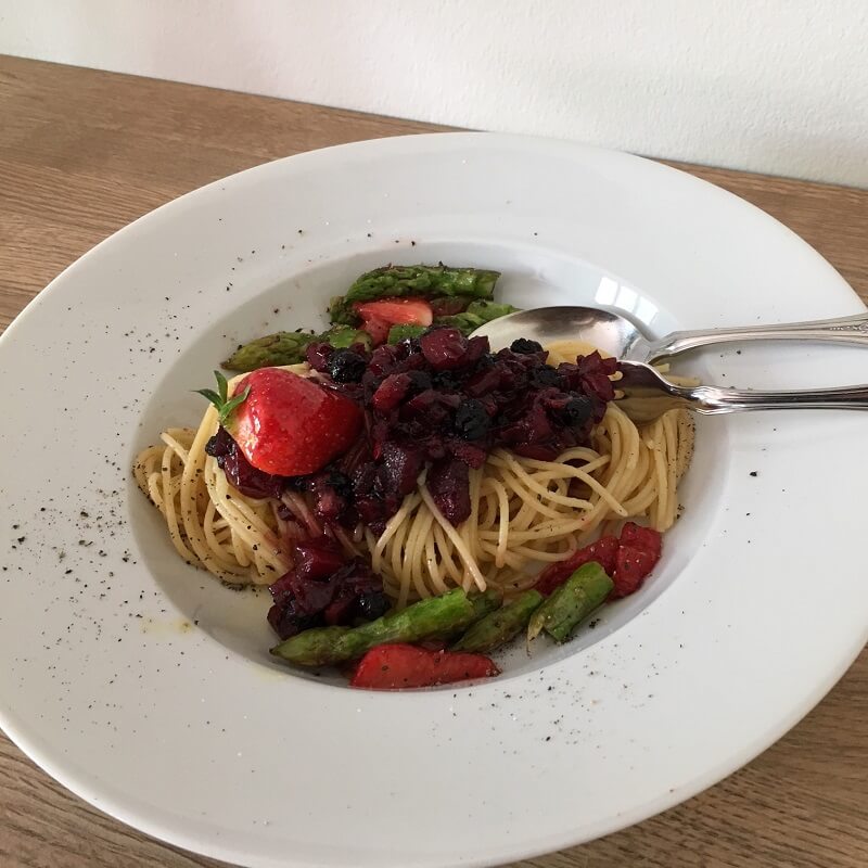 Dinkelspaghetti mit Aronia-Chutney, Erdbeeren und grünem Spargel